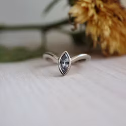 "Violett Navett" Ring i vitt guld med en violett safir