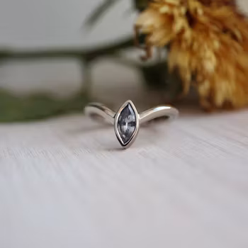 "Violett Navett" Ring i vitt guld med en violett safir