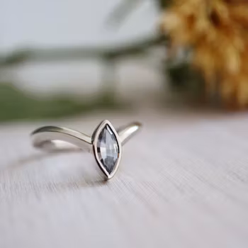 "Violett Navett" Ring i vitt guld med en violett safir