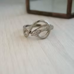 "Diamantorm" Ring i vitt guld med diamanter
