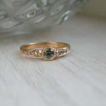 "Morgonljus" Ring i rött guld med safir och diamanter