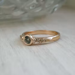 "Morgonljus" Ring i rött guld med safir och diamanter