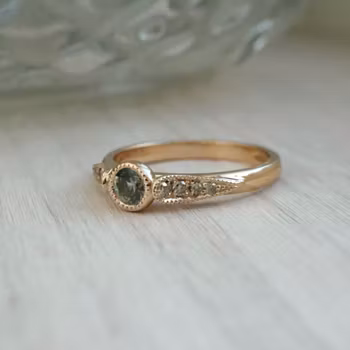 "Morgonljus" Ring i rött guld med safir och diamanter