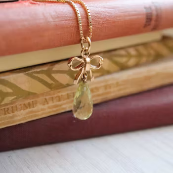 "Rosett" hänge i rött guld