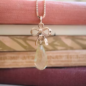 "Rosett" hänge i rött guld