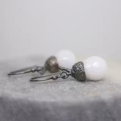 "Ekollon" Örhängen i oxiderat silver med vit kvarts