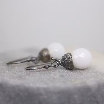 "Ekollon" Örhängen i oxiderat silver med vit kvarts