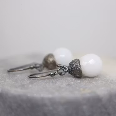 "Ekollon" Örhängen i oxiderat silver med vit kvarts