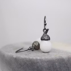 "Ekollon" Örhängen i oxiderat silver med vit kvarts