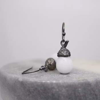 "Ekollon" Örhängen i oxiderat silver med vit kvarts