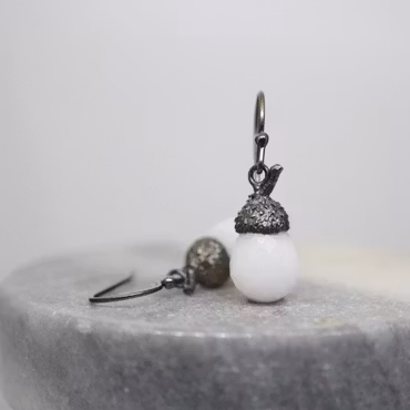 "Ekollon" Örhängen i oxiderat silver med vit kvarts