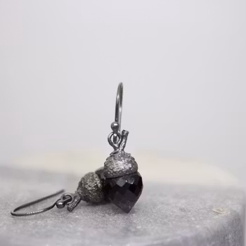 "Ekollon" Örhängen i oxiderat silver med onyx