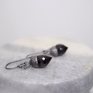 "Ekollon" Örhängen i oxiderat silver med onyx