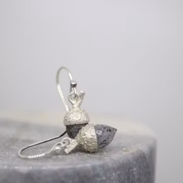 "Ekollon" Örhängen i silver med grå kvarts