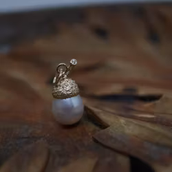 "Ekollon" hänge i rött guld med sötvattenspärla och diamant