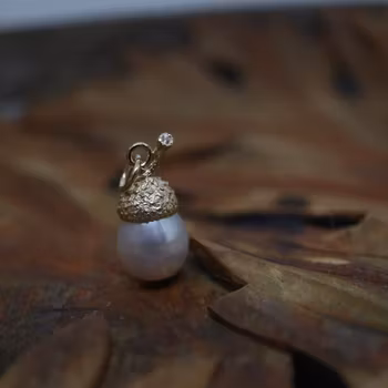 "Ekollon" hänge i rött guld med sötvattenspärla och diamant