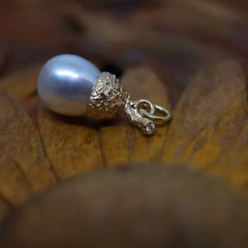 "Ekollon" hänge i rött guld med sötvattenspärla och diamant