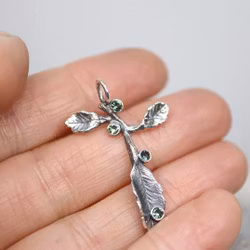 "Dagg" hänge i silver med safirer