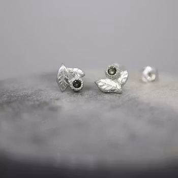 "Löv" graverade örhängen i silver med safirer