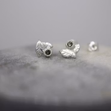 "Löv" graverade örhängen i silver med safirer