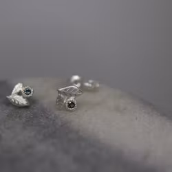 "Löv" graverade örhängen i silver med safirer