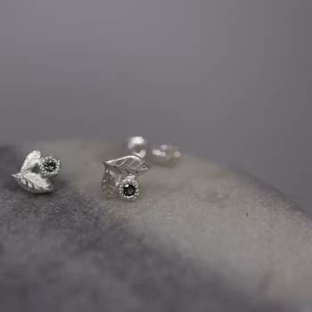 "Löv" graverade örhängen i silver med safirer