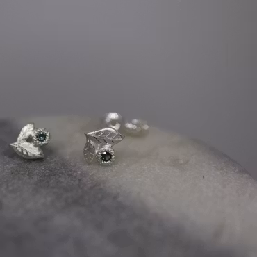"Löv" graverade örhängen i silver med safirer
