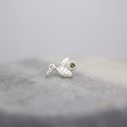 "Löv" graverat hänge i silver med safir