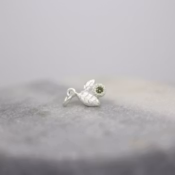 "Löv" graverat hänge i silver med safir