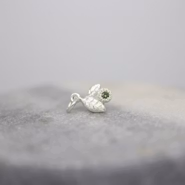 "Löv" graverat hänge i silver med safir