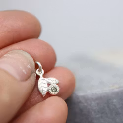 "Löv" graverat hänge i silver med safir