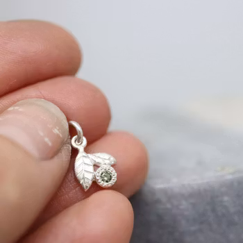 "Löv" graverat hänge i silver med safir