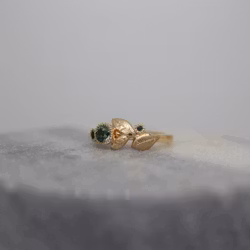 "Löv" ring i guld med safirer