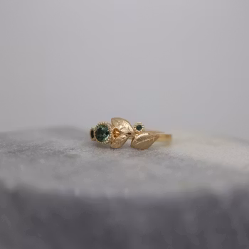 "Löv" ring i guld med safirer