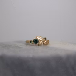 "Löv" ring i guld med safirer