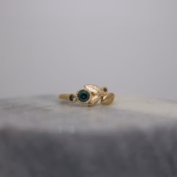 "Löv" ring i guld med safirer