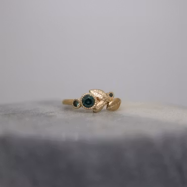 "Löv" ring i guld med safirer