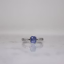 "Safirhimmel" ring i vitt guld med isblå safir och diamantstjärnor