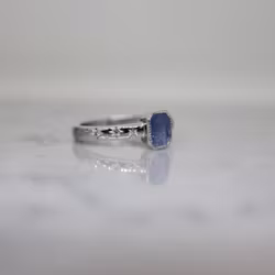 "Safirhimmel" ring i vitt guld med isblå safir och diamantstjärnor