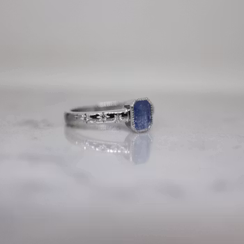 "Safirhimmel" ring i vitt guld med isblå safir och diamantstjärnor