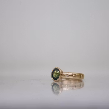 "Safirhimmel" ring i rött guld med en safir och diamantstjärnor