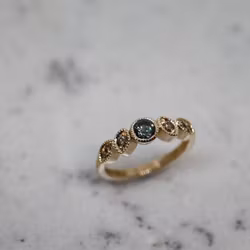 "Plommonsken" ring med safir och diamanter