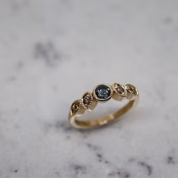 "Plommonsken" ring med safir och diamanter
