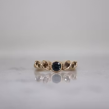 "Plommonsken" ring med safir och diamanter