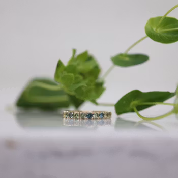 "Längtan efter vår" alliansring med safirer