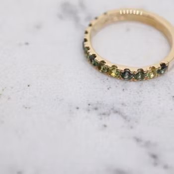 "Längtan efter vår" alliansring med safirer