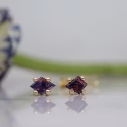 "Winza" Örhängen i rött guld med safirer