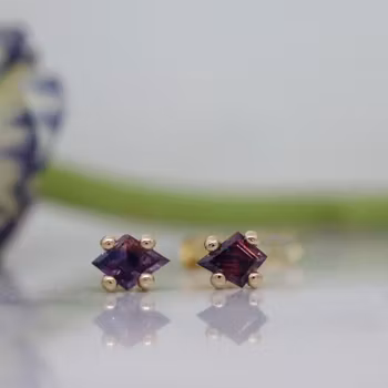 "Winza" Örhängen i rött guld med safirer