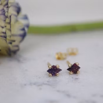 "Winza" Örhängen i rött guld med safirer