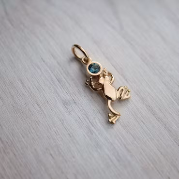 "Lövgroda" guldhänge med safir